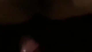 丰满的熟女勾搭她的继女