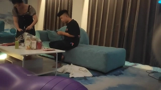 年轻女孩在夜间访问中分享亲密时刻