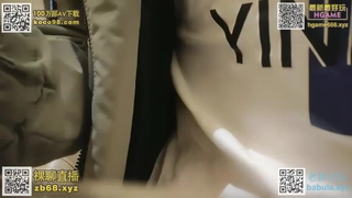 你长得像个娃娃网约甜美系外围小姐姐，大美腿坐在身上吸吮奶子，按着头插嘴沙发上操，抱起来猛操主动骑乘