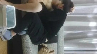 肮脏的少女吸烟并闪现她巨大的乳房