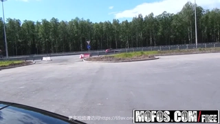 迷死人的山東小少婦，全程露臉大黑牛自慰騷穴嘴裡給小哥口交，屄屄倒上牛奶讓小哥舔乾淨，品嚐奶油大雞巴…