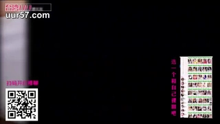 年轻女子用肛塞和手指刺激她紧绷的肛门,进行肛交