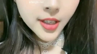白皙嫩乳 女主播强压乾爹一直摇