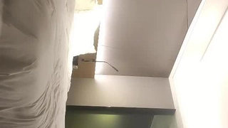 おしっこしてたらいきなり女子●生！‛？公衆トイレに出没する家出ヤリマン女子●生は、男子トイレにやってきた男をパンチラや胸チラで誘惑して性欲も財布の中身も満たしていた！‛？