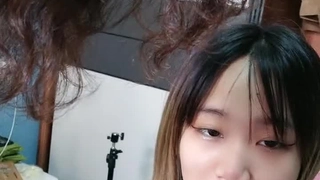 天堂原创系列第三季-98年白嫩漂亮的邻家学妹制服诱惑,干完一次妹子累的睡着了趁机又操了一次,毛毛稀少,全程国语!