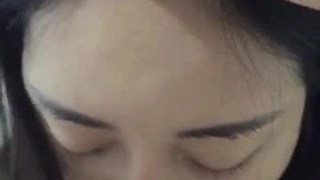 性感的大学女孩在大自然的乳房上学习洗衣服