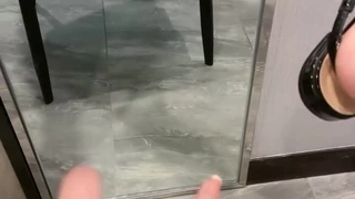 可爱的金发少女自慰并被手指插入屁股