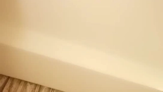 大屁股和小乳房少女Kitty Lynn和Pierce在女同性恋视频中